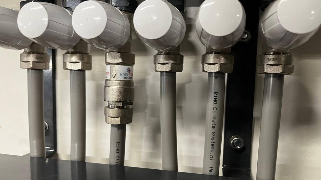 RIHO koelstop gemonteerd op vloerverwarming verdeler