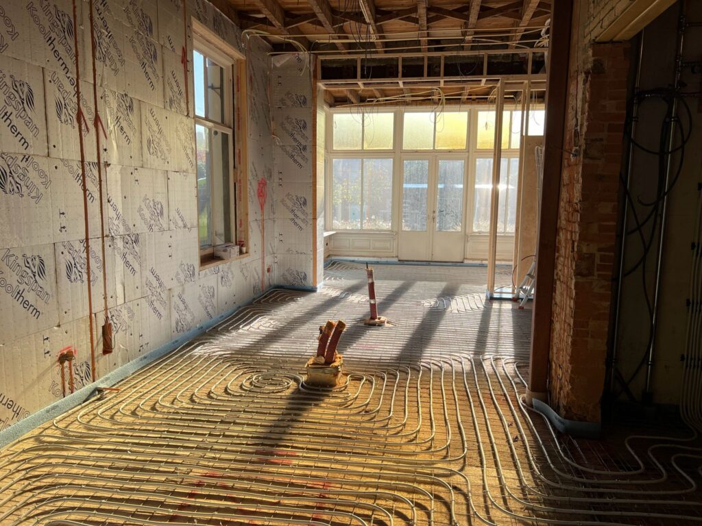 AKB vloerverwarming gemonteerd op netten systeem