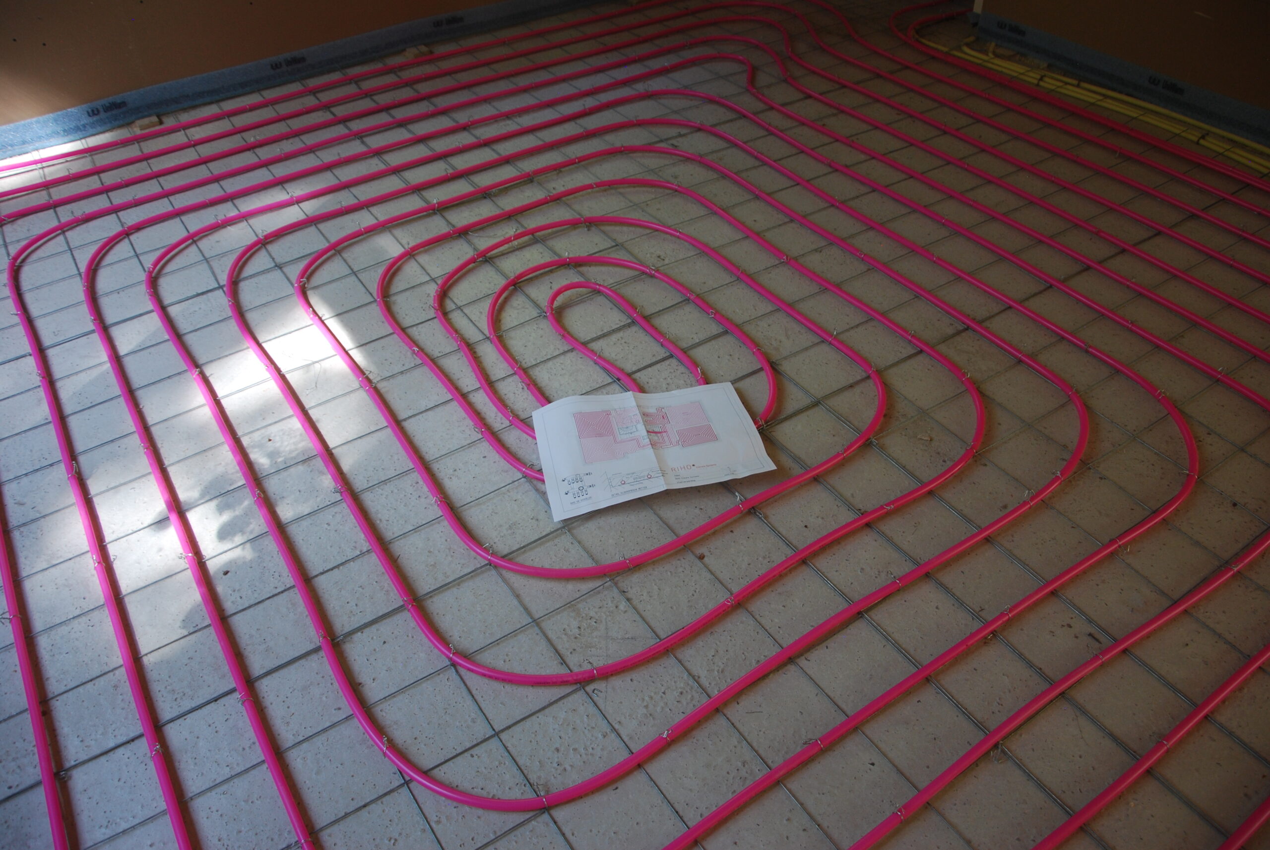 Vloerverwarming gemonteerd op netten
