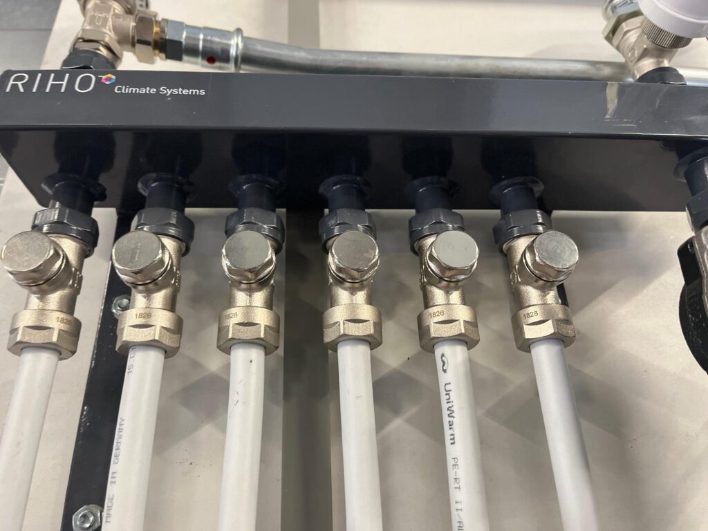 buiskoppelingen op verdeler vloerverwarming