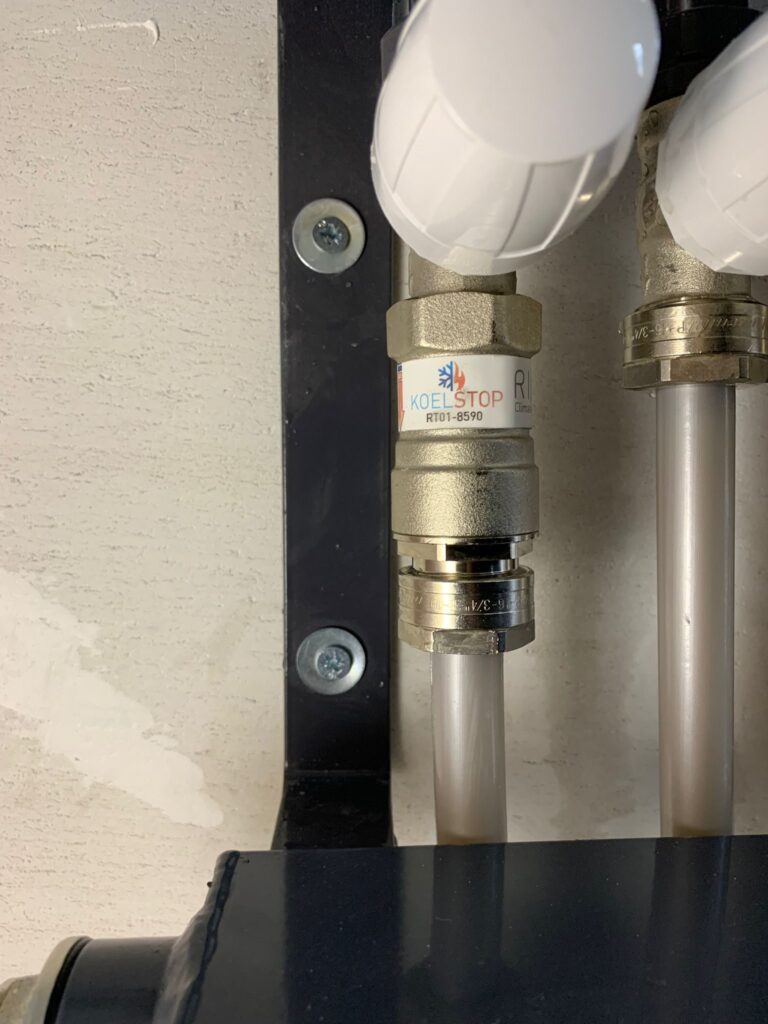 RIHO koelstop gemonteerd op vloerverwarming verdeler