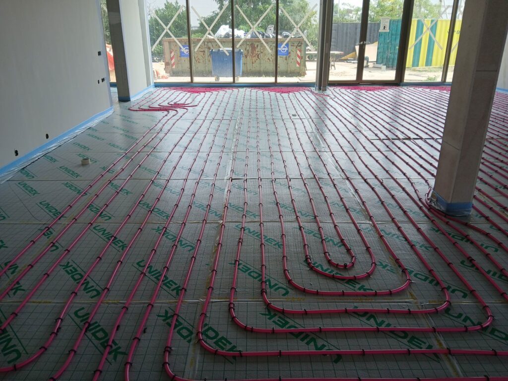 Vloerverwarming gemontterd op tackerisolatie