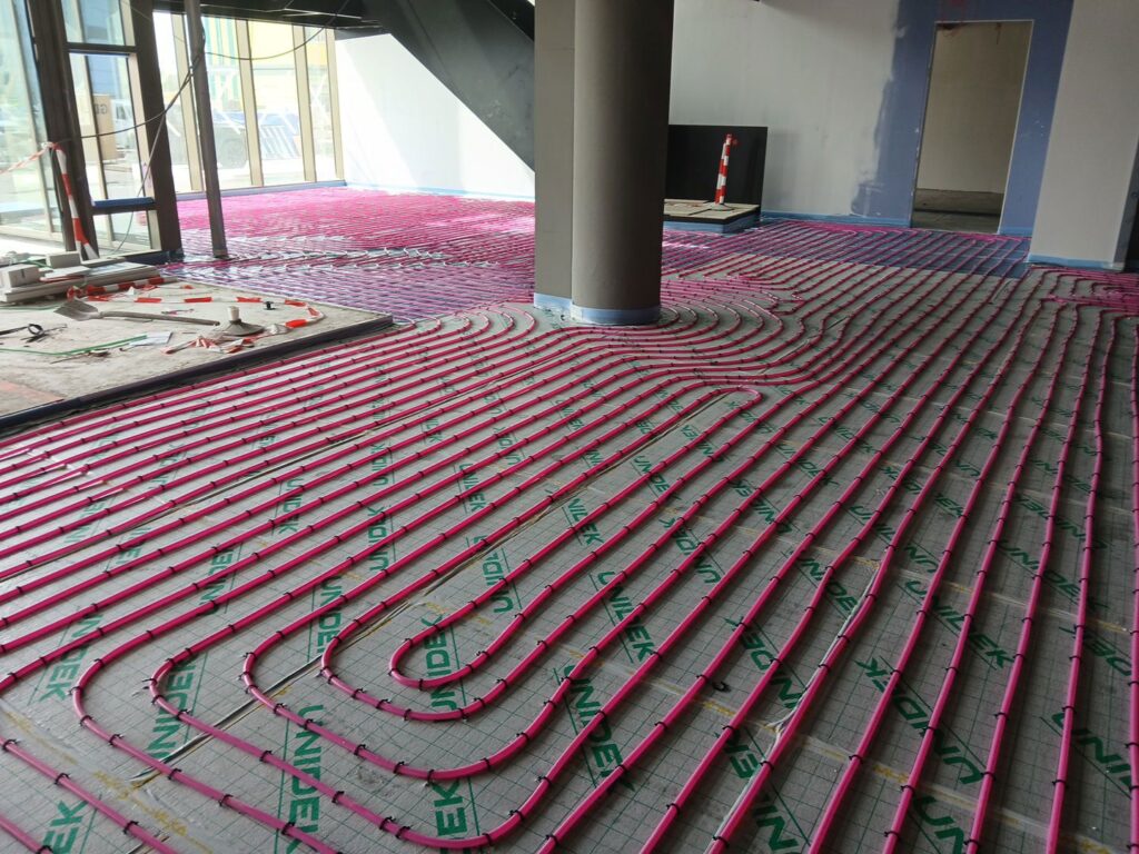 Vloerverwarming gemontterd op tackerisolatie