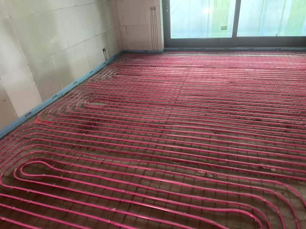 Vloerverwarming gemonteerd op netten