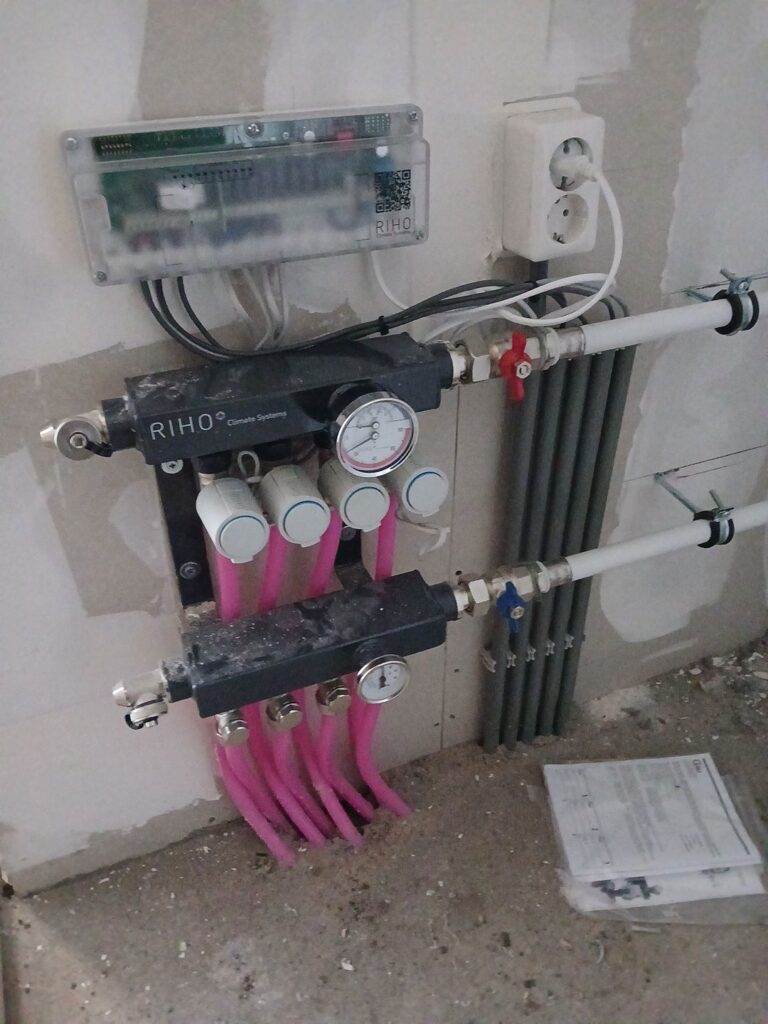 Vloerverwarmingverdeler met MULTIKIT regeling - na regeling