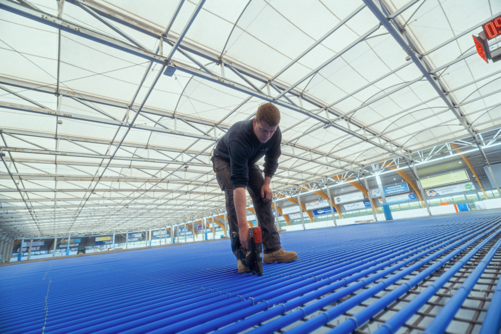RIHO monteur Joost legt de laatste hand aan de ijsbaan