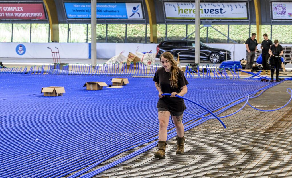 Monteur legt hier vloerkoeling voor de ijsbaan