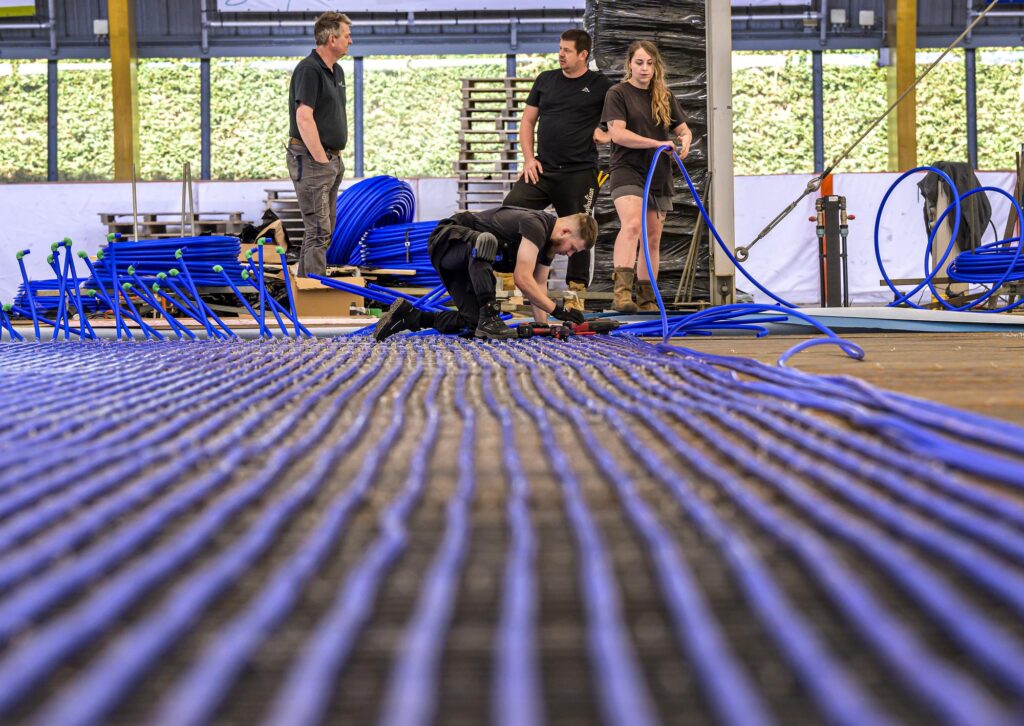 Monteur legt hier vloerkoeling voor de ijsbaan